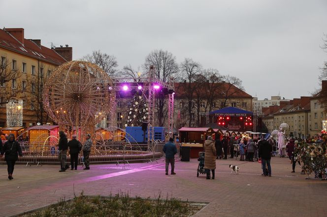 Tyski Jarmark Bożonarodzeniowy trwa w najlepsze. Znakomite koncerty i wyjątkowa atmosfera ZDJĘCIA