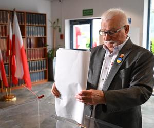 Lech Wałęsa głosuje w wyborach