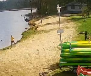 Uratował dwóch tonących chłopców. Służby udostępniły mrożące krew w żyłach nagranie