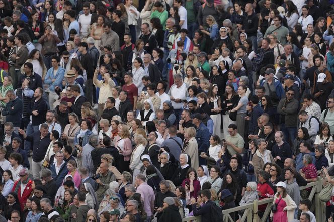 Tłumy na placu św. Piotra