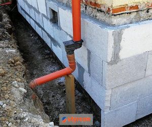 Naprawcza izolacja wilgotnego cokołu