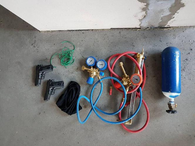 Usiłowali wysadzić bankomaty i dostać się do „kasy” [ZDJĘCIA, WIDEO]