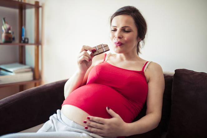 Kobieta w ciąży je czekoladę