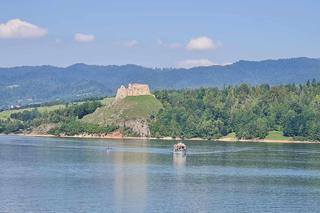 To jezioro otoczone najpiękniejszymi górami w Małopolsce. Nad nim wznosi się gotycki zamek 