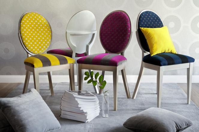 Kolorowa i elegancka tkanina obiciowa na krzesłach