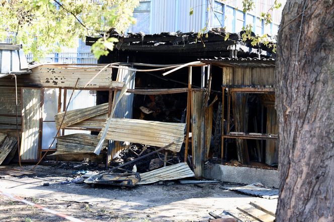 Pożar bazarku w Warszawie. Całkowicie spłonęło 12 budek sprzedażowych. "Przyczyny nie są znane"