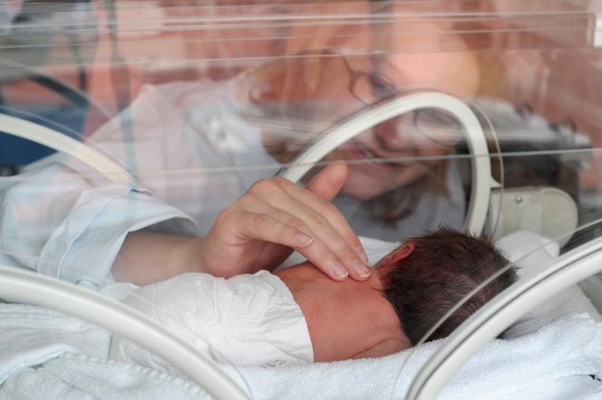 Niezwykły poród w Toruniu. „Tak wyjątkowe chwile przeżywaliśmy w naszym szpitalu po raz pierwszy”