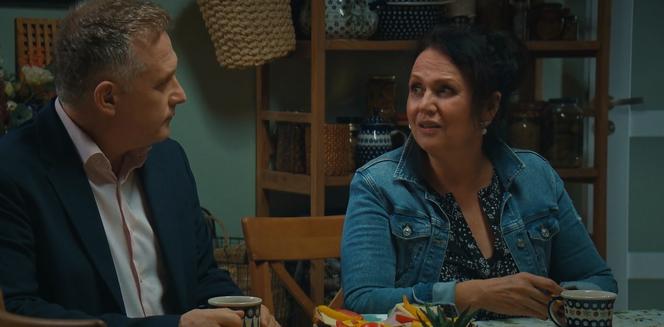  M jak miłość, odcinek 1704: Artur wyjawi Marysi co knuje Ewa Kalinowska. Tylko po to ściągnie wspólniczkę do domu Mostowiaków - ZDJĘCIA, WIDEO 
