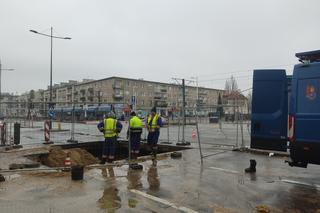 Grochowska się zapadła! Woda wyżłobiła dziurę na 7 metrów! Gigantyczne utrudnienia na Pradze