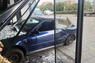 19-letni kierowca uderzył w budynek Areny Toruń. Zdjęcia z miejsca zdarzenia