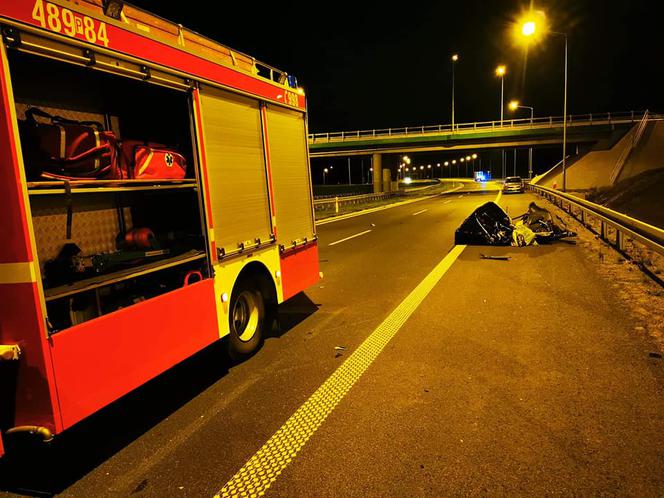 Z całym impetem wjechał w tył ciężarówki. NIE ŻYJE pasażer. Nocna makabra na S5 pod Śmiglem
