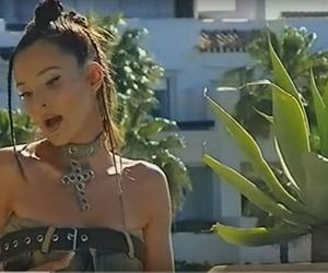 Marina odsłania kulisy swojego życia w teledysku