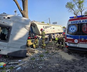 Poważny wypadek w Lubawce. Ciężarówka roztrzaskała się na drzewie. Utrudnienia na drodze w kierunku Czech 