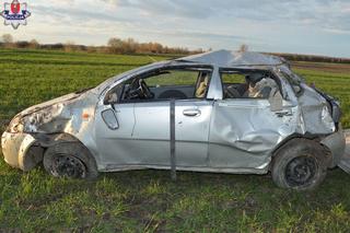 Auto uderzyło w betonowy przepust i dachowało. Na miejscu lądował śmigłowiec LPR