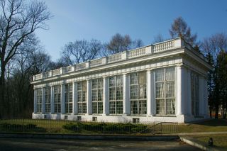 Klasycystyczny pałacyk w Jabłonnie zachwyca o każdej porze roku. Znajduje się tylko pół godziny drogi od Warszawy! 