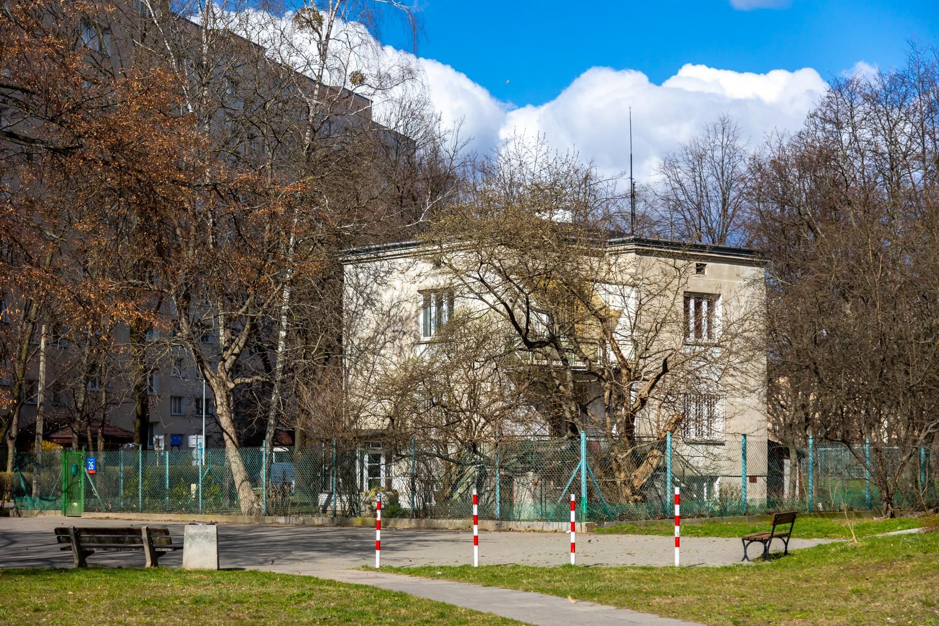 Dom jednorodzinny przy alei Lotników 26 w Warszawie