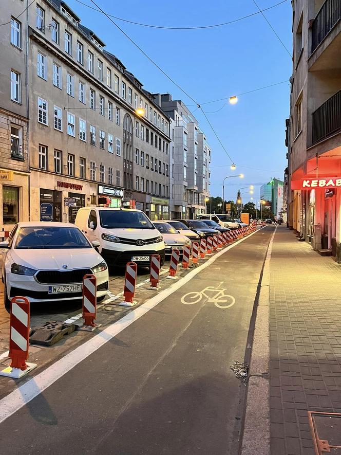 Słupkoza opanowała Wrocław. Wszystko przez to, że kierowcy parkują na ścieżce rowerowej 