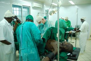 Krakowscy lekarze wyjeżdżają do Kamerunu operować tamtejszych pacjentów [GALERIA ZDJĘĆ, AUDIO]