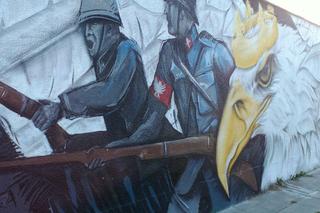 Nowy mural w Rzeszowie - orzeł w koronie, żołnierze i flaga na osiedlu Pobitno