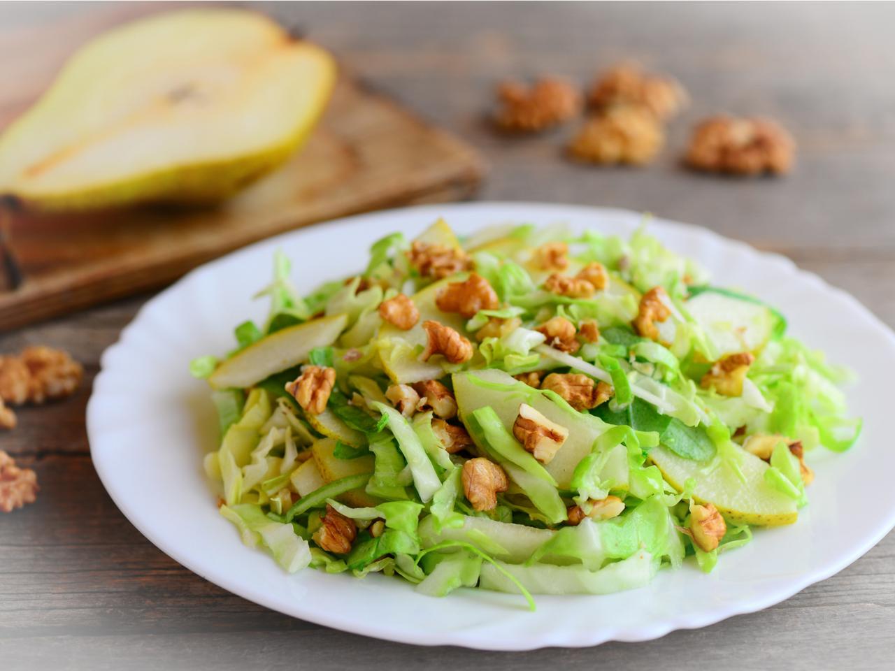 Surówka w 5 minut: przepis z kapustą pekińską, gruszką i orzechami