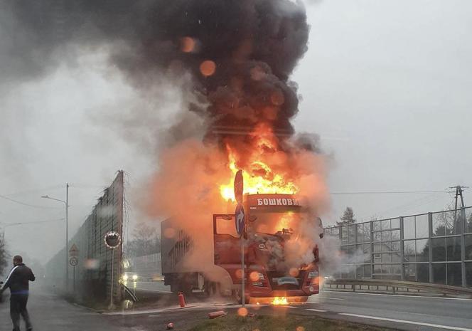 TIR spalił się doszczętnie w Ochabach na trasie DK 81