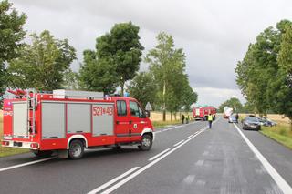 Koszmarny wypadek na Pomorzu. Audi rozbiło się na drzewie. Dwie osoby NIE ŻYJĄ [ZDJĘCIA]