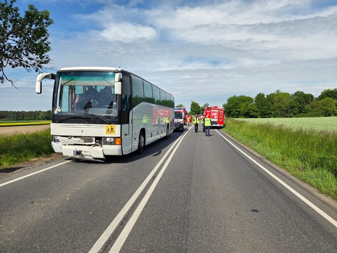 Jechali na wycieczkę. Wypadek niedaleko Krotoszyna z udziałem autokaru z uczniami z pow. rawickiego