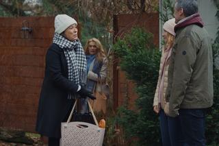 M jak miłość odc.1718. Krystyna Banach (Dorota Chotecka-Pazura), Różycowa (Kornelia Angowska), Różyc (Mariusz Krzemiński), Magda (Anna Mucha)