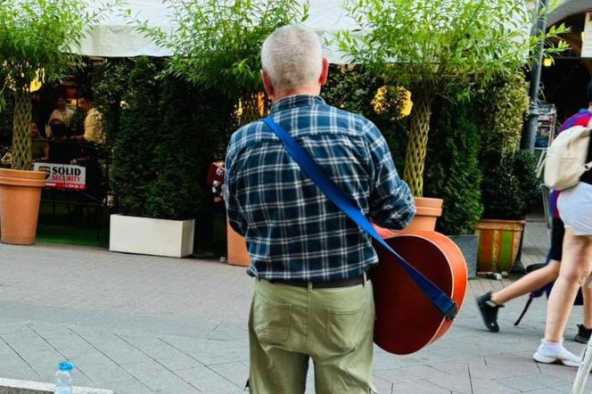 W Katowicach schorowany senior zbiera na leki grając na gitarze