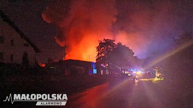 Potężny pożar hali produkcyjnej w Małopolsce