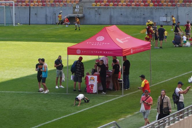 Pożegnianie Murawy na Chorten Arenie. Jagiellonia Białystok rozdaje boisko swoim kibicom