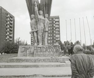 Pomnik Bohaterom Czerwonych Sztandarów w latach 90. 