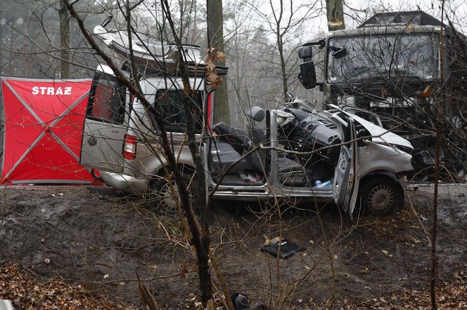 Wypadek ciężarówki z żołnierzami pod Warszawą. Jedna osoba nie żyje, pięć w szpitalu