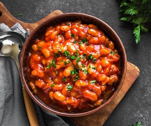 Z soczewicy i fasoli robię doskonałe chili. Obiad w meksykańskim stylu jest pyszny, aromatyczny i sycący