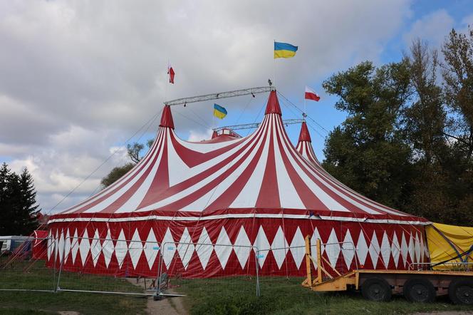 „Waterland”, czyli cyrk na wodzie w Lublinie. Na Błoniach pod Zamkiem rozłożono namiot cyrkowy