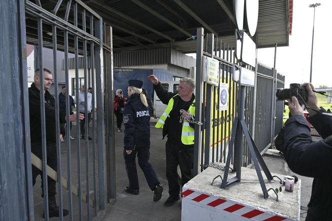 Komornicy na Modlińskiej. Nerwowe starcie przy hali na Białołęce. Ostry konflikt kupców z zarządcą hali