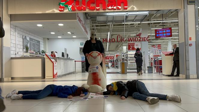 Protest przed Auchan w Warszawie. „Wspierasz ludobójstwo i cierpienie”