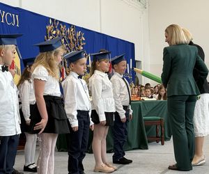 Pierwsza Dama uczciła z uczniami 100 lat od nadania imienia Stefana Batorego Szkole Podstawowej w Liwie