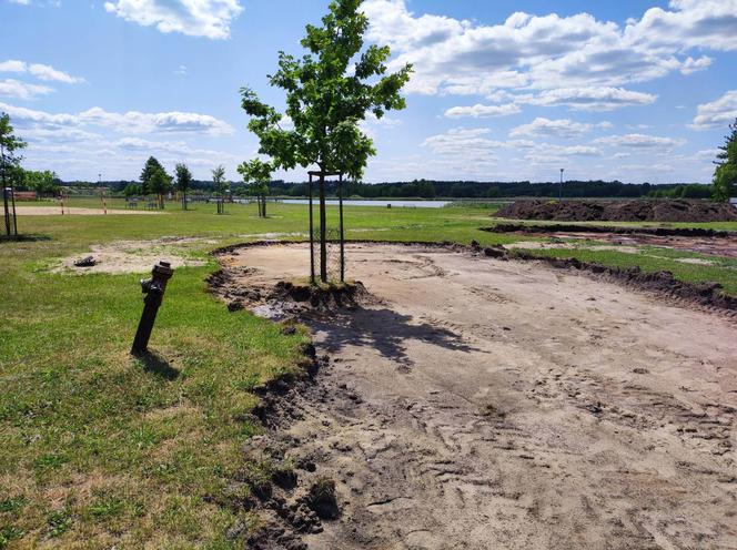 ZOBACZ ZDJĘCIA z postępów budowy toru pumptrack nad zalewem Muchawka