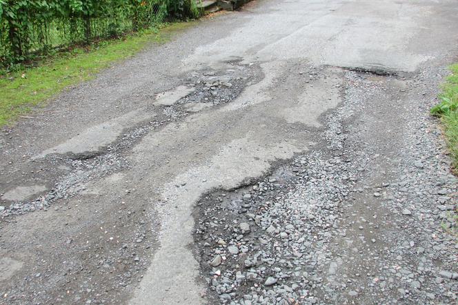 Urzędnicy z Zakopanego sprawdzają, czy w zjazdach na posesje... nie ma dziur!