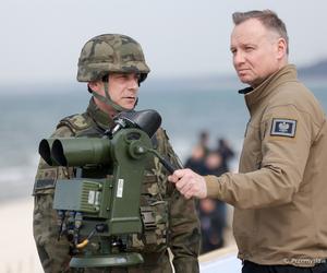 Prezydent Andrzej Duda na ćwiczeniach z żołnierzami w Ustce