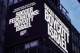 Domagają się wykluczenia Izraela z UEFA i FIFA! Wielkie bilbordy zawisły na Times Square