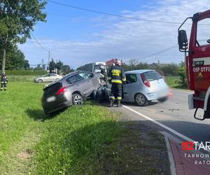 Zderzenie fiata z peugeotem pod Tarnowem. Występowały utrudnienia w ruchu