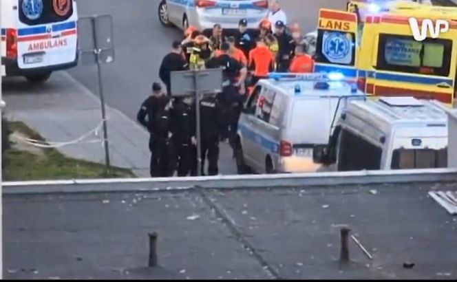 Mężczyzna chodził po dachu szpitala w Warszawie i spadł. Strażacy nie mogli rozłożyć skokochronu