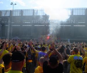 Motor Lublin po 32 latach znowu zagra w piłkarskiej ekstraklasie! Wielka feta na ulicach miasta. Awans jest nasz, Motor United!