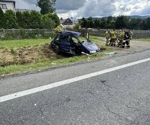 Nie zdążył skręcić. Jego auto zostało wepchnięte pod ciężarówkę! 8-latek w ciężkim staniem