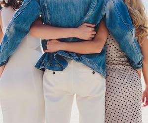 Ma dwie partnerki. Obie o sobie wiedzą i są szczęśliwe. Przecież mamy rok 2023 