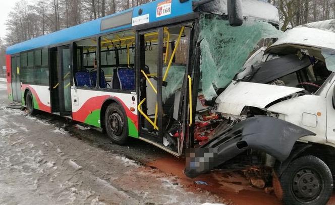 Tragiczny wypadek pod Puławami. Zderzenie samochodu dostawczego z autobusem