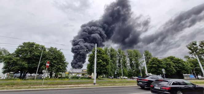Pożar składowiska opon w Toruniu. Dym widoczny z daleka