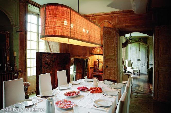 Współczesna lampa pasuje do stylu klasycznego